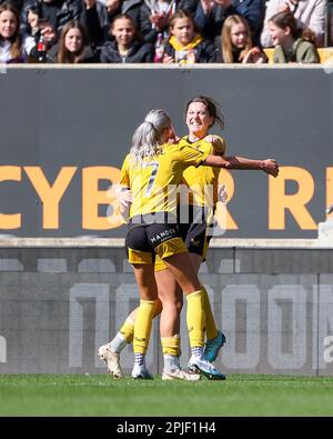 Wolverhampton, Regno Unito. 02nd Apr, 2023. Il numero 7 di Wolverhampton Wanderers, Tammi George, si congratula con Jade Cross per l'obiettivo di apertura della partita, preso il 02 aprile 2023 al Wolverhampton Wanderers Football Club, il Molineux, Wolverhampton, Regno Unito durante l'incontro della National League Northern Premier Division tra Wolverhampton Wanderers e Huddersfield Town Credit: STU Leggett/Alamy Live News Foto Stock