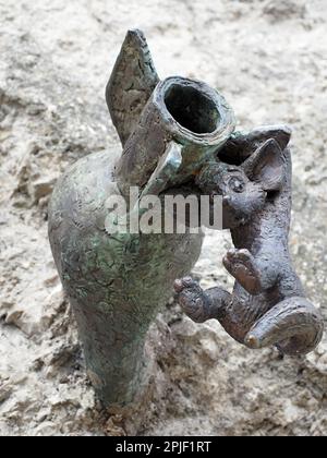 Una mini-statua di Mihály Kolodko, Vuk munching su una bomba Foto Stock