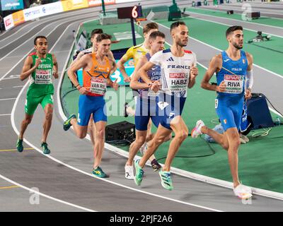 Azeddine Habz di Francia gareggia nelle manche maschili del 1500m ai Campionati europei di atletica indoor della Ataköy Athletics Arena di Istanbul, Türki Foto Stock