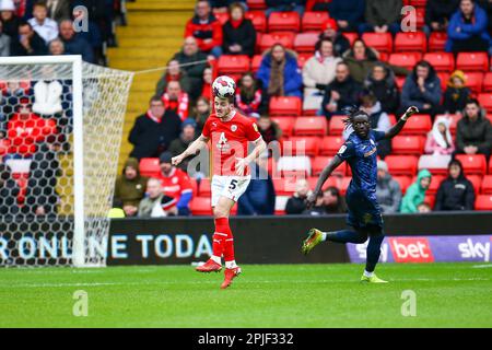 Oakwell Stadium, Barnsley, Inghilterra - 1st aprile 2023 Liam Kitching (5) di Barnsley testa la palla chiaro - durante il gioco Barnsley v Morecambe, Sky Bet League One, 2022/23, Oakwell Stadium, Barnsley, Inghilterra - 1st aprile 2023 Credit: Arthur Haigh/WhiteRosePhotos/Alamy Live News Foto Stock