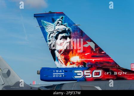 Componente aerea belga General Dynamics F-16AM Fighting Falcon aereo da combattimento a reazione di 350 Sqn con opere commemorative speciali per il 80th° anniversario Foto Stock