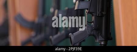 Fucili o fucili ad aria su una rastrelliera sono in vendita Foto Stock