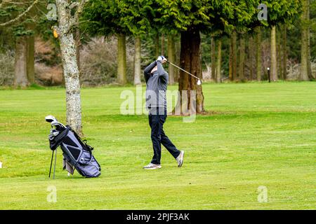 Dundee, Tayside, Scozia, Regno Unito. 2nd Apr, 2023. Il tempo nel Regno Unito: Una giornata al Downfield Golf Club. Il nord-est della Scozia sta vivendo il bel tempo primaverile per il golf, anche se per lo più cielo nuvoloso, con temperature che si aggirano intorno ai 9°C. Durante il piacevole clima di aprile, gli amanti del golf locali si troveranno al Downfield Golf Course la mattina. Oltre agli affascinanti quartieri urbani e al vicino campo da golf a 18 buche, l'Ardler Village dispone di molto spazio aperto. Credit: Dundee Photographics/Alamy Live News Foto Stock