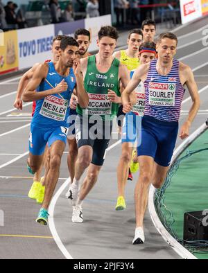 Ossama Meslek d’Italia e Neil Gourley di Gran Bretagna e NI in gara nelle manche maschili del 1500m ai Campionati europei di atletica indoor dell’ATA Foto Stock