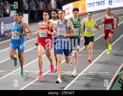 Ossama Meslek d’Italia e Neil Gourley di Gran Bretagna e NI in gara nelle manche maschili del 1500m ai Campionati europei di atletica indoor dell’ATA Foto Stock