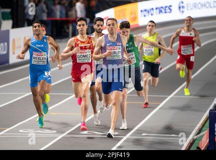 Ossama Meslek d’Italia e Neil Gourley di Gran Bretagna e NI in gara nelle manche maschili del 1500m ai Campionati europei di atletica indoor dell’ATA Foto Stock