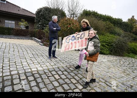 Oudenaarde, Belgio. 02nd Apr, 2023. L'immagine mostra un giovane fan del belga Lotte Kopecky durante la gara femminile del 'Ronde van Vlaanderen/ Tour des Flandres/ Tour of Flanders', 158km° giorno in bicicletta con partenza e arrivo a Oudenaarde, domenica 02 aprile 2023. BELGA PHOTO TOM GOYVAERTS Credit: Agenzia Notizie Belga/Alamy Live News Foto Stock