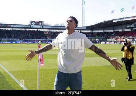 ROTTERDAM - Maduka Okoye ringrazia la folla durante la partita di campionato olandese tra Sparta Rotterdam e Feyenoord Rotterdam allo Sparta Stadion Het Kasteel il 2 aprile 2023 a Rotterdam, Paesi Bassi. ANP JEROEN PUTMANS Foto Stock