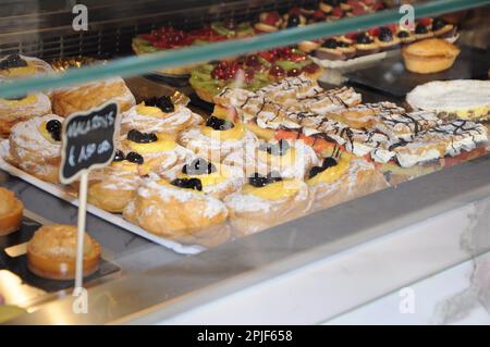 Pasticceria mostra torte panetteria artigianale in italia bar Foto Stock
