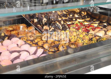 Pasticceria mostra torte panetteria artigianale in italia bar Foto Stock