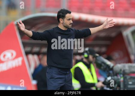 Monza, Italia, 2nd aprile 2023. Raffaele Palladino AC Monza Head Coach reagisce durante la Serie A alla partita allo Stadio Brianteo di Monza. L'immagine di credito dovrebbe essere: Jonathan Moskrop / Sportimage Foto Stock
