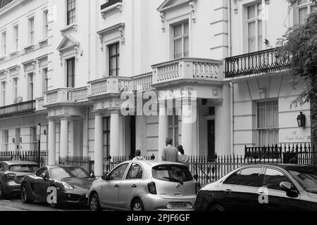 Prestigiosi indirizzi residenziali in alcune delle zone più ricche di Londra, strade tipicamente tranquille con case in stile vittoriano. Foto Stock