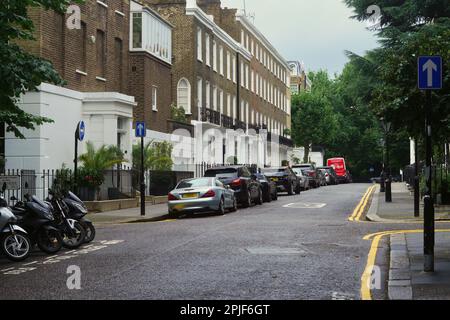 Prestigiosi indirizzi residenziali in alcune delle zone più ricche di Londra, strade tipicamente tranquille con case in stile vittoriano. Foto Stock