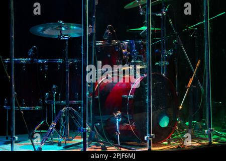 drum set sul palco in una sala concerti. Foto di grandi dimensioni con selettività a variazione graduale. Musica dal vivo di sottofondo vintage Foto Stock