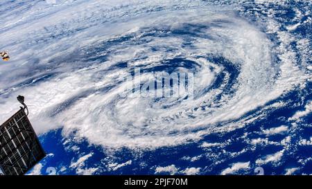 Tempesta che si forma nell'oceano di un pianeta Terra. Ottimizzazione digitale. Elementi della NASA Foto Stock