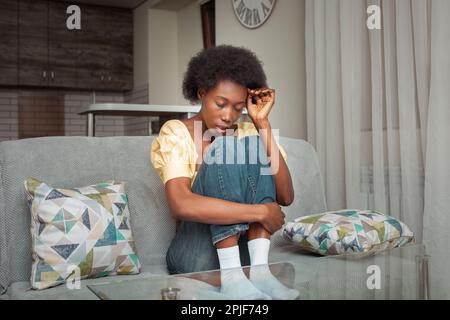 Ritratto di una donna nera afro-americana. Depressione, mal di testa, solitudine dopo una rottura, malattia mentale, stress sul lavoro, anelito, tristezza. Sgalla Foto Stock