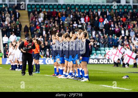 Northampton, Regno Unito. 02nd Apr, 2023. Entrambe le squadre si schierano per gli inni nazionali prima della partita delle sei Nazioni delle donne TikTok Inghilterra vs Italia al Cinch Stadium di Franklin's Gardens, Northampton, Regno Unito, 2nd aprile 2023 (Photo by Nick Browning/News Images) a Northampton, Regno Unito, il 4/2/2023. (Foto di Nick Browning/News Images/Sipa USA) Credit: Sipa USA/Alamy Live News Foto Stock