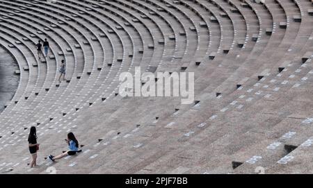 Terrazze per gli spettatori allo stadio dello Stadio Olimpico Nazionale) a Phnom Penh. Progettato dall'architetto 'New Khmer' Vann Molyvann. Foto Stock