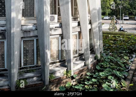 Biblioteca presso l'Istituto di Lingue straniere della reale Università di Phnom Penh, progettata dall'architetto 'New Khmer' Vann Molyvann. Foto Stock