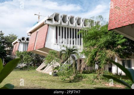 Aule presso l'Istituto di Lingue straniere della reale Università di Phnom Penh, progettato dall'architetto 'New Khmer' Vann Molyvann. Foto Stock