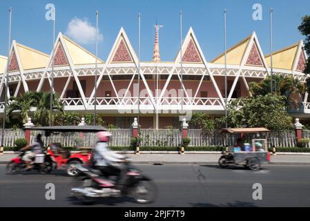 La sala conferenze Chaktomuk, a forma di ventaglio, progettata dal famoso pioniere dell'architettura 'New Khmer' Vann Molyvann, è stata inaugurata nel 1961. Foto Stock