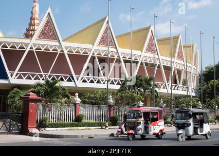 La sala conferenze Chaktomuk, a forma di ventaglio, progettata dal famoso pioniere dell'architettura 'New Khmer' Vann Molyvann, è stata inaugurata nel 1961. Foto Stock