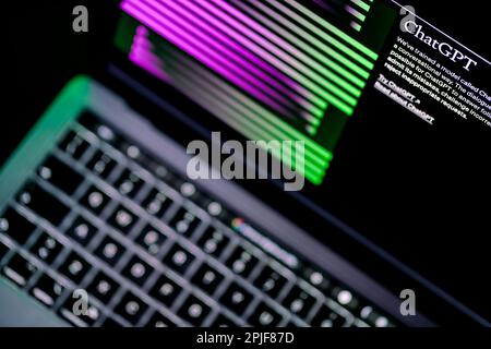 ITALIA - 31 marzo 2023: Schermo laptop in primo piano con il sito ufficiale di Chat GPT. Sfocata sotto, la tastiera illuminata del notebook. Foto Stock