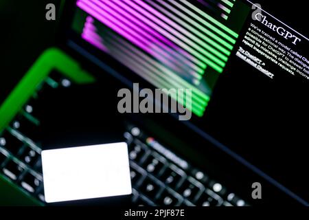 ITALIA - 31 marzo 2023: Schermo laptop in primo piano con il sito ufficiale di Chat GPT. Sfocato nella parte inferiore dello schermo dello smartphone con un bianco chiaro. Foto Stock