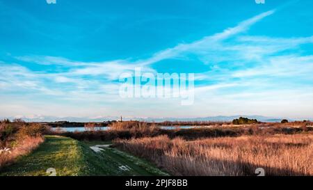 L'antico Santuario di Barbana con montagne innevate sullo sfondo Foto Stock