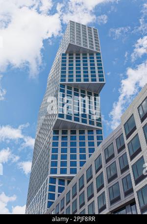 Eagle + West: Le cantilever interbloccanti e le battute d'arresto in cemento bianco formano un modello di arresto sul lungomare di Greenpoint. Foto Stock