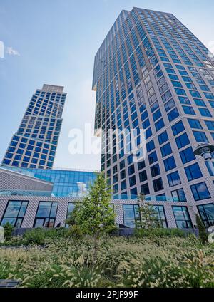 Eagle + West: Le cantilever interbloccanti e le battute d'arresto in cemento bianco formano un modello di arresto sul lungomare di Greenpoint. Foto Stock