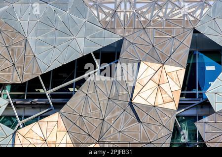 Melbourne, Australia - 20 Gen 2023: Dettagli architettonici di fondo di Federation Square. Moderna patchwork in vetro e acciaio di pannelli che adornano l'esterno Foto Stock