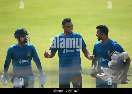 Da sinistra...Litton Kumar Das, Shariful Isalm e Ebadot Hossain durante il Bangladesh Test Cricket Team partecipa alla sessione di pratica prima del loro alpne Tes Foto Stock