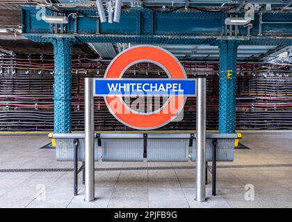 Stazione della metropolitana Whitechapel Roundel, Londra Foto Stock