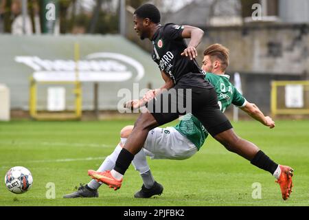 Lommel, Belgio. 02nd Apr, 2023. Keres Masangu di Virton e Theo Pierrot di Lommel hanno mostrato in azione durante una partita di calcio Lommel SK e Royal Excelsior Virton, domenica 02 aprile 2023 a Lommel, il giorno 5 dei playoff di Relegation della 1B seconda divisione del campionato belga del 2022-2023 "Challenger Pro League". BELGA PHOTO JILL DELSAUX Credit: Belga News Agency/Alamy Live News Foto Stock