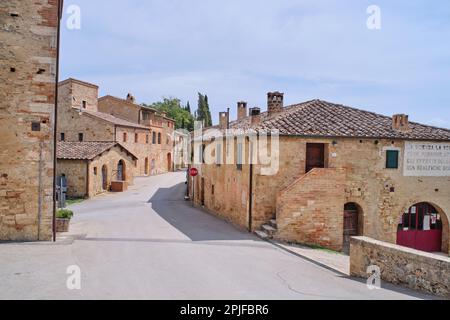 Lucignano d'Asso Montalcino, Italia - Agosto 15 2022: Veduta del piccolo borgo medievale situato sulle colline toscane in provincia di Siena Foto Stock