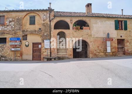 Lucignano d'Asso Montalcino, Italia - Agosto 15 2022: Veduta del piccolo borgo medievale situato sulle colline toscane in provincia di Siena Foto Stock
