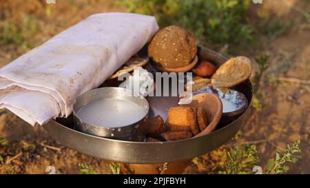 Tradizionale cibo indiano vegetariano servito con cultura indiana, piatti indiani assortiti, spuntini selezionati con sfocatura Foto Stock