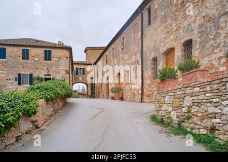 Lucignano d'Asso Montalcino, Italia - Agosto 15 2022: Veduta del piccolo borgo medievale situato sulle colline toscane in provincia di Siena Foto Stock