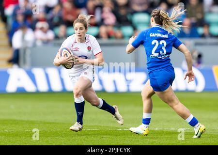 Abby Dow of England Donne in azione durante la partita delle sei Nazioni delle donne TikTok Inghilterra vs Italia al Cinch Stadium di Franklin's Gardens, Northampton, Regno Unito, 2nd aprile 2023 (Photo by Nick Browning/News Images) Foto Stock