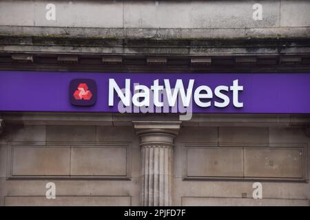 Londra, Regno Unito. 1st aprile 2023. Dettaglio del cartello presso una filiale della banca NatWest nel centro di Londra. Foto Stock