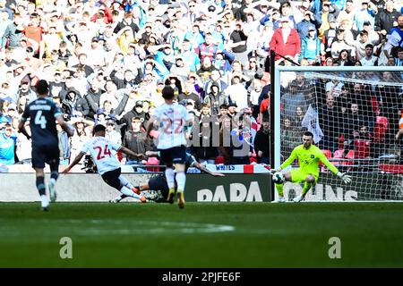 Elias Kachunga (24 Bolton Wanderers) segna Boltons 3rd durante la finale del Papa John Trophy tra Bolton Wanderers e Plymouth Argyle al Wembley Stadium, Londra domenica 2nd aprile 2023. (Foto: Kevin Hodgson | NOTIZIE MI) Credit: NOTIZIE MI & Sport /Alamy Live News Foto Stock