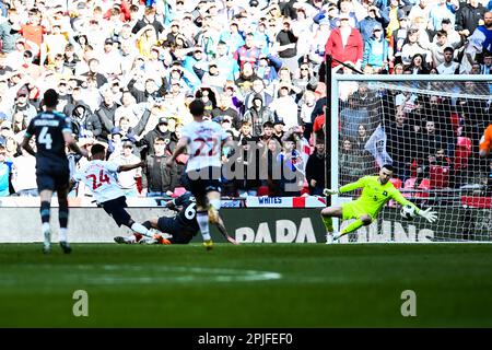 Elias Kachunga (24 Bolton Wanderers) segna Boltons 3rd durante la finale del Papa John Trophy tra Bolton Wanderers e Plymouth Argyle al Wembley Stadium, Londra domenica 2nd aprile 2023. (Foto: Kevin Hodgson | NOTIZIE MI) Credit: NOTIZIE MI & Sport /Alamy Live News Foto Stock