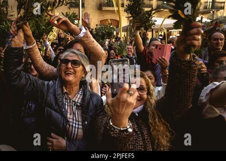 Barcellona, Spagna. 2nd Apr, 2023. I fedeli si sono sventolati mentre il sacerdote li benedice alla fine della processione della Domenica delle Palme a Barcellona Credit: Matthias Oesterle/Alamy Live News Foto Stock