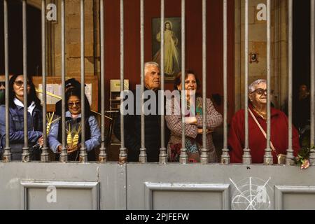 Barcellona, Spagna. 2nd Apr, 2023. I fedeli si sono sventolati mentre il sacerdote li benedice alla fine della processione della Domenica delle Palme a Barcellona Credit: Matthias Oesterle/Alamy Live News Foto Stock