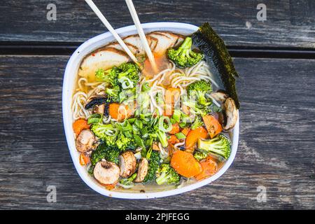 Una ciotola di ramen con verdure e broccoli. Foto Stock