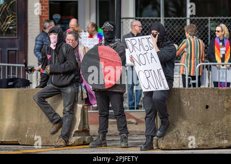 Chardon, Stati Uniti. 01st Apr, 2023. CHARDON, OHIO - APRILE 1: Gli antifascisti sorvegliano l'ingresso di Element 41, un ristorante che tiene un brunch da 18 e oltre per raccogliere denaro per un programma di spazio sicuro di una chiesa locale il 1 Aprile 2023 a Chardon, Ohio. La protesta di Chardon arriva sulla scia di una recente impennata di manifestazioni anti-resistenza nelle comunità dell'Ohio e in tutto il paese. (Foto di Michael Nigro/Sipa USA) Credit: Sipa USA/Alamy Live News Foto Stock