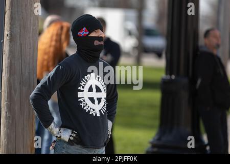 Chardon, Stati Uniti. 01st Apr, 2023. CHARDON, OHIO - 1 APRILE: Un uomo che indossa una croce celtica, un cappello confederato, e le sue mani avvolte in protesta nastro condotto fuori elemento 41, un ristorante che tiene un 18-and-over drag brunch per raccogliere soldi per un programma di spazio sicuro di una chiesa locale il 1 aprile 2023 a Chardon, Ohio. La protesta di Chardon arriva sulla scia di una recente impennata di manifestazioni anti-resistenza nelle comunità dell'Ohio e in tutto il paese. (Foto di Michael Nigro/Sipa USA) Credit: Sipa USA/Alamy Live News Foto Stock