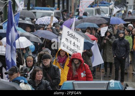 1 aprile 2023, GÃ¶ttingen, bassa Sassonia, Germania: Partecipante a una manifestazione organizzata dal gruppo di pensatori laterali a GÃ¶ttingen. I partecipanti chiedono a persone simili a livello nazionale di venire nella città universitaria di GÃ¶tttingen. L'alleanza di GÃ¶tttingen contro la destra ha anche un controrotante. Tenendo presente la possibilità di scontri dovuti alla manifestazione, è stato mobilitato un gran numero di poliziotti. (Credit Image: © Tubal Sapkota/Pacific Press via ZUMA Press Wire) SOLO PER USO EDITORIALE! Non per USO commerciale! Foto Stock