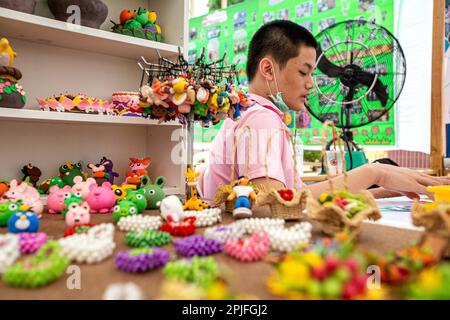 Bangkok, Thailandia. 2nd Apr, 2023. Un uomo autistico produce artigianato al Thai Autism Vocational Center di Bangkok, Thailandia, 2 aprile 2023. Il Thai Autism Vocational Center fornisce lo sviluppo della carriera e corsi di formazione indipendenti per le persone con autismo. Il centro professionale di 2.400 metri quadrati ospita sale per la terapia dell'arte, aule per le competenze di base e aule per computer. Ora, serve come scuola per più di 100 persone autistiche. La Giornata Mondiale di sensibilizzazione sull'autismo è celebrata annualmente il 2 aprile. Credit: Wang Teng/Xinhua/Alamy Live News Foto Stock